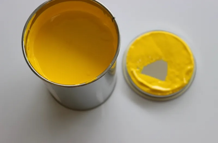 在印刷行業(yè)，油墨的品質(zhì)直接影響生產(chǎn)的品質(zhì)及效率。當(dāng)油墨粘度過低的時候，印刷會出現(xiàn)印刷露白，暈圈，水紋等現(xiàn)象。為了使體系達到足夠的穩(wěn)定周期以滿足實際使用要求，往往需要添加一些助劑以獲得期望的穩(wěn)定性。比如，丙烯酸增稠劑就是個不錯的選擇。它可以讓我們的印刷產(chǎn)品質(zhì)量更加穩(wěn)定，也可以適度彌補印版、紙板及設(shè)備方面的不足之處。今天在這里給大家介紹一下丙烯酸增稠劑的作用和優(yōu)點。 丙烯酸增稠劑的作用和優(yōu)點 丙烯酸增稠劑是一種非離子疏水改性聚氨酯流變增稠劑，具有出色的高剪切粘度增稠效果，良好的成膜性能和光澤特性，可
